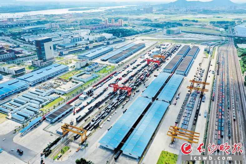 湘通物流國際鐵路港。開福區(qū)“通江達?！钡膶ν忾_放門戶優(yōu)勢盡顯,。 開福區(qū)發(fā)改局 供圖