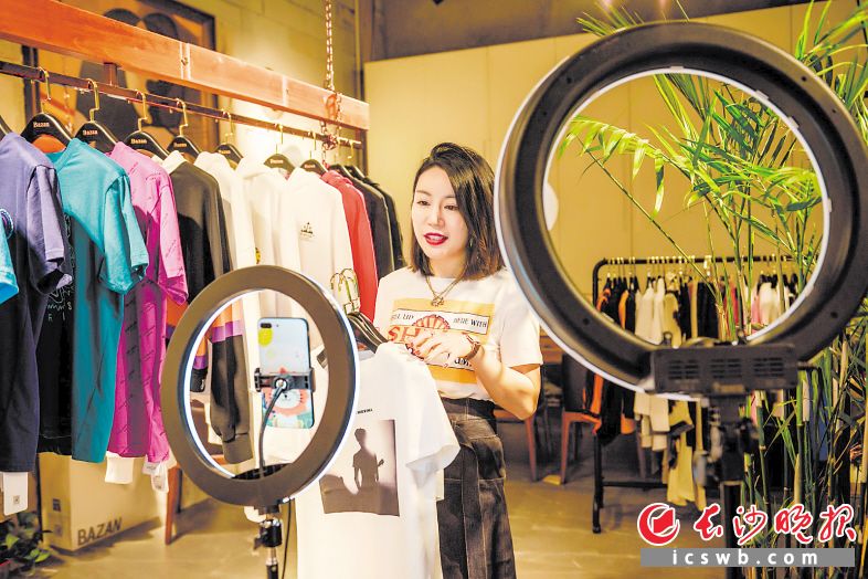 在開福區(qū)助企政策扶持下,，北辰商圈門店的小老板們紛紛以直播帶貨等“線上+線下”方式拓寬營銷渠道,，復(fù)工復(fù)業(yè)?！　￡愶w 攝