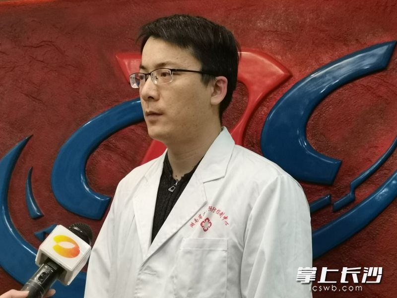 湖南省疾控中心傳染病預防控制科副科長、主管醫(yī)師羅塏煒就“五一”出行防護問題接受記者采訪,。長沙晚報全媒體記者 楊云龍 攝