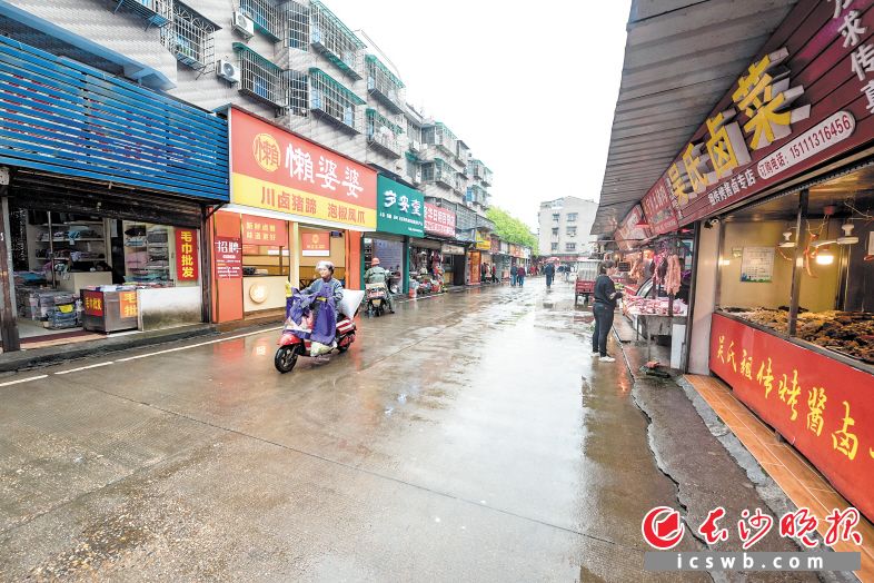 持續(xù)一個(gè)月的全面整治,，讓昔日臟亂差的四方商貿(mào)城初現(xiàn)清爽。陳飛 攝