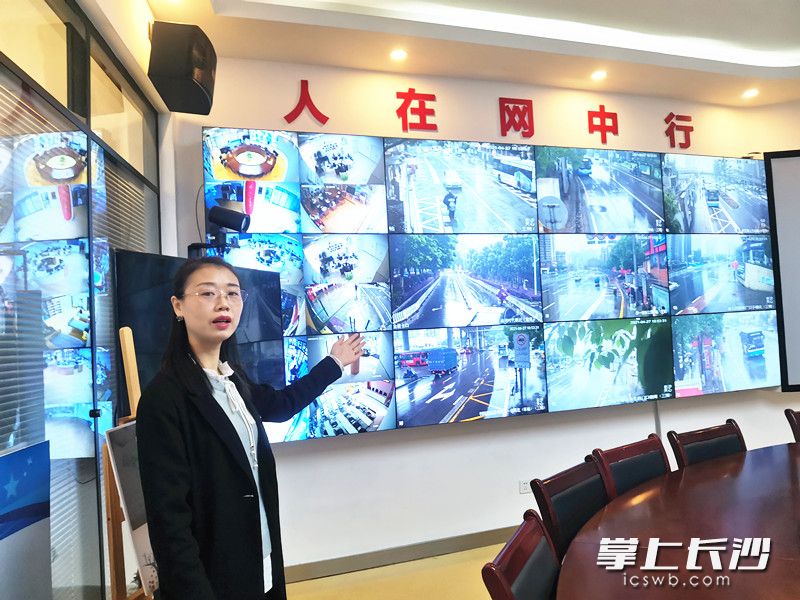 芙蓉南路社區(qū)負(fù)責(zé)人介紹網(wǎng)格化工作,。長(zhǎng)沙晚報(bào)全媒體記者 王斌 攝