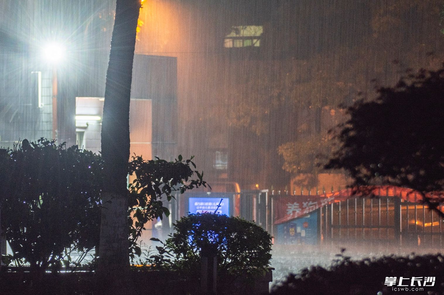 5月15日晚，長(zhǎng)沙部分地區(qū)突降暴雨,，圖為紅花坡小區(qū)附近拍攝的雨景,。 長(zhǎng)沙晚報(bào)通訊員 吳振根 攝