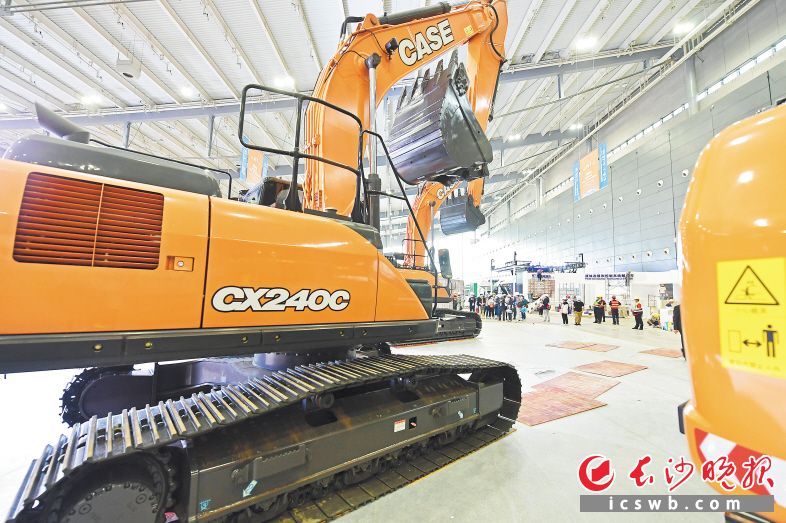 以“智能化新一代工程機(jī)械”為主題的2021長(zhǎng)沙國(guó)際工程機(jī)械展覽會(huì),，將展出近萬(wàn)種工程機(jī)械主機(jī)和配套件展品，其中10%的產(chǎn)品具有最新科技成果并將首次在展會(huì)中亮相,。 均為長(zhǎng)沙晚報(bào)全媒體記者 王志偉 攝