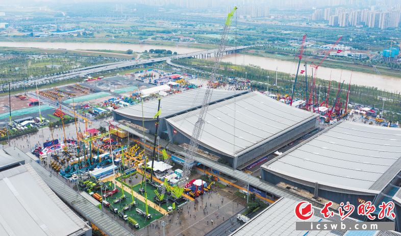 5月19日，2021長沙國際工程機(jī)械展覽會在長沙國際會展中心開幕,。 均為長沙晚報(bào)全媒體記者 鄒麟 王志偉 攝影報(bào)道