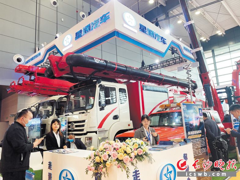 星通汽車展出的核酸檢測(cè)車,。 長(zhǎng)沙晚報(bào)全媒體記者 周輝霞 攝