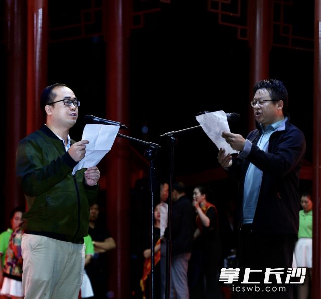 兩任駐村工作隊(duì)長(zhǎng)（左：馬佛明；右：劉楨）現(xiàn)場(chǎng)發(fā)言,。（拼圖）長(zhǎng)沙晚報(bào)全媒體記者 顏開(kāi)云 攝
