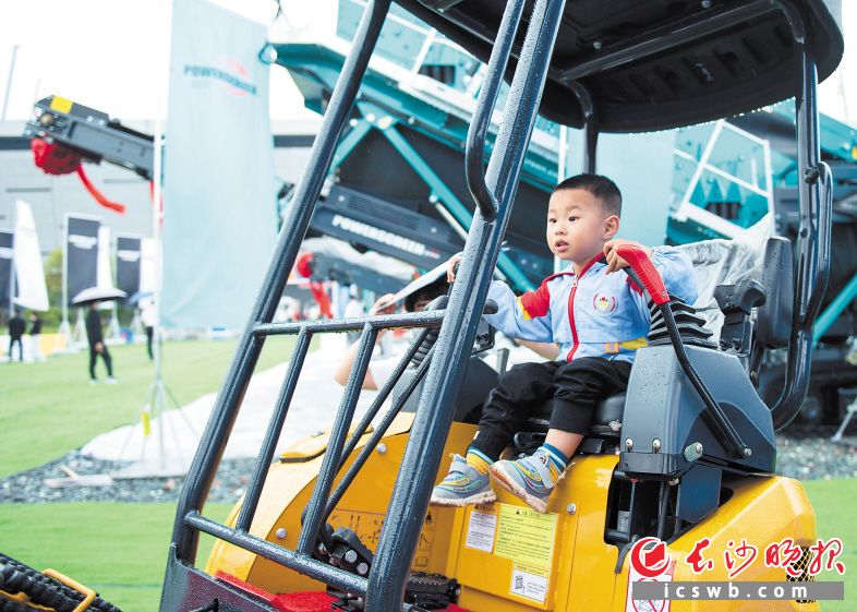各式各樣的挖掘機(jī)、推土機(jī),、吊機(jī)等重型裝備集體亮相,，吸引眾多孩子爭搶駕駛位當(dāng)一回“挖機(jī)手”。均為長沙晚報(bào)全媒體記者 黃啟晴 攝