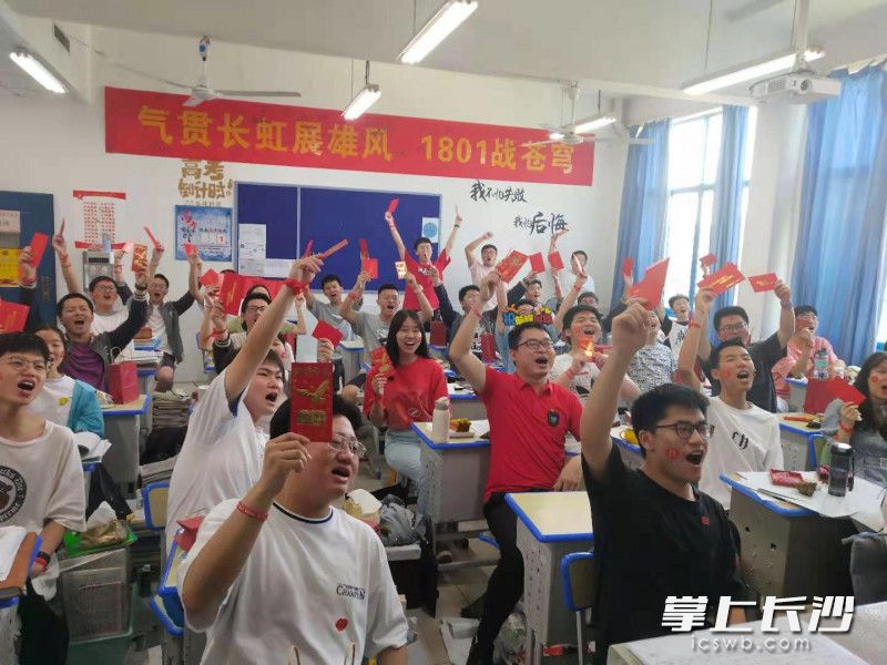 每人一個(gè)象征六六大順的紅包,。