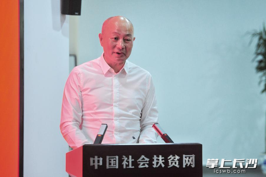 愛(ài)爾眼科董事長(zhǎng)陳邦作為社會(huì)力量參與“光明工程·白內(nèi)障復(fù)明”代表發(fā)言,。