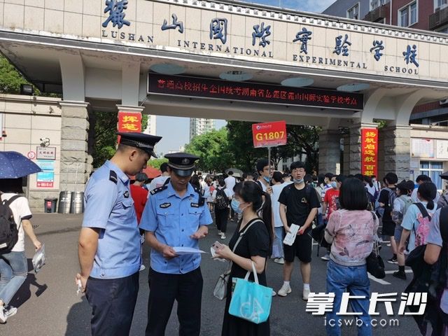 派出所工作人員把證明交到老師手中,。