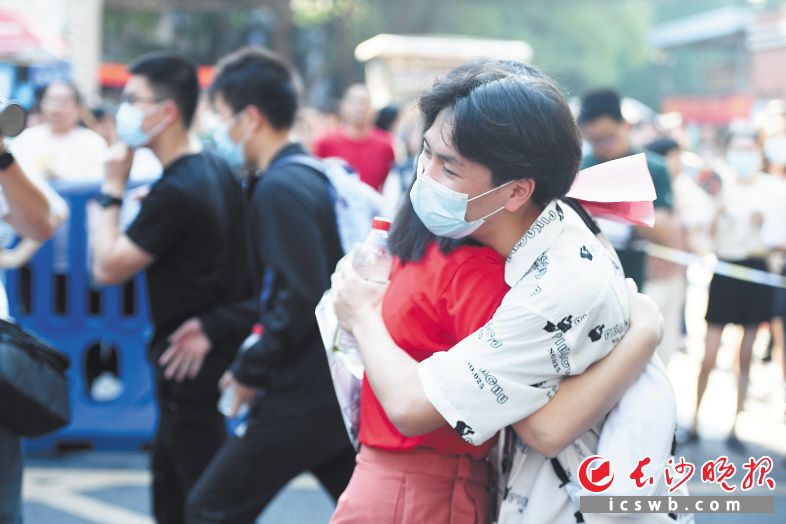 考場內(nèi)是嚴肅的，考場外是溫馨的,。在長沙市一中考點,，一位老師給即將走進考場的考生送上擁抱。                                                              長沙晚報全媒體記者 黃啟晴 攝