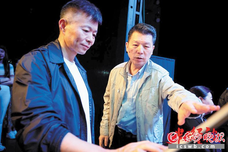 國家一級作曲,、廣東省音樂家協(xié)會原副主席杜鳴（右），正在和《半條紅軍被》主演王宏偉溝通音樂如何演唱,。