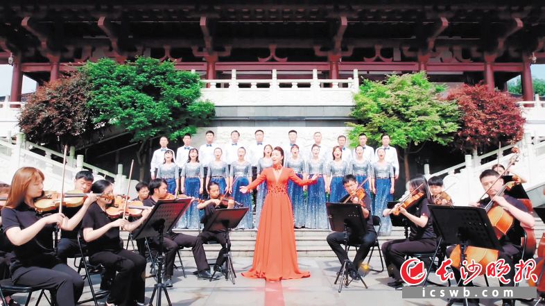 杜甫江閣是為紀(jì)念杜甫流寓長(zhǎng)沙所建,，也是觀賞湘江兩岸風(fēng)光的好去處，深受市民游客的歡迎,，也得到長(zhǎng)沙交響樂團(tuán)藝術(shù)家的青睞。