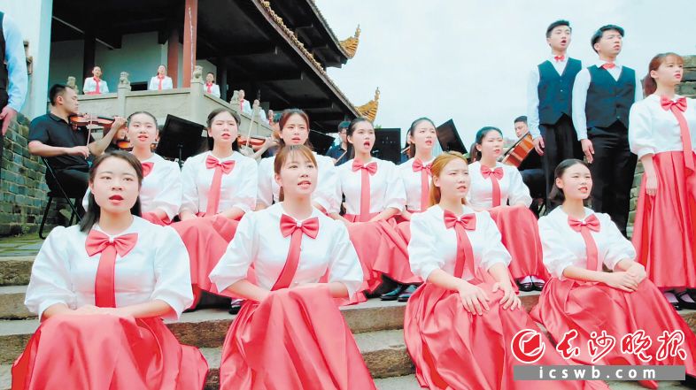 天心區(qū)因天心閣而得名,，圖為長(zhǎng)沙交響樂團(tuán)的藝術(shù)家在天心閣城樓前演出。
