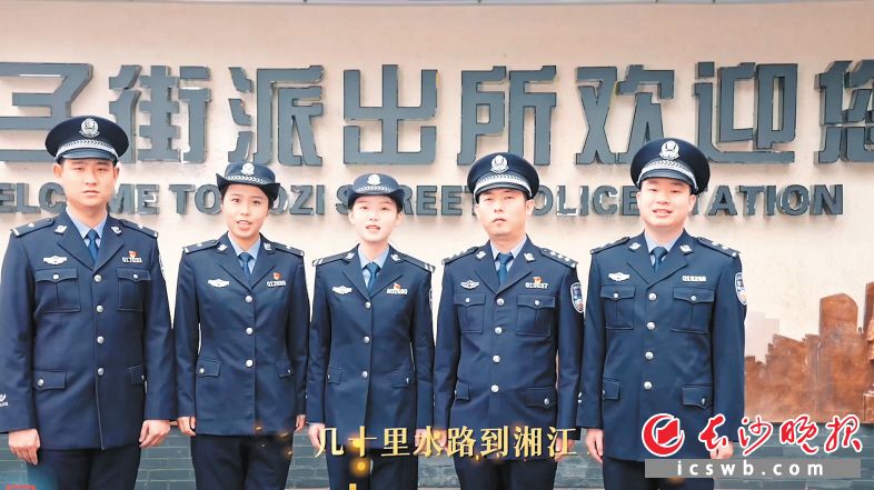 因?yàn)橐徊俊妒刈o(hù)解放西》,，坡子街派出所成為新晉網(wǎng)紅打卡點(diǎn),，受到年輕人歡迎，成為網(wǎng)紅天心的代表,。