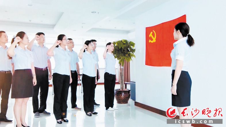 實(shí)景交響詩的錄制是與黨史學(xué)習(xí)教育相結(jié)合,，圖為天心區(qū)黨員干部在重溫入黨誓詞,。