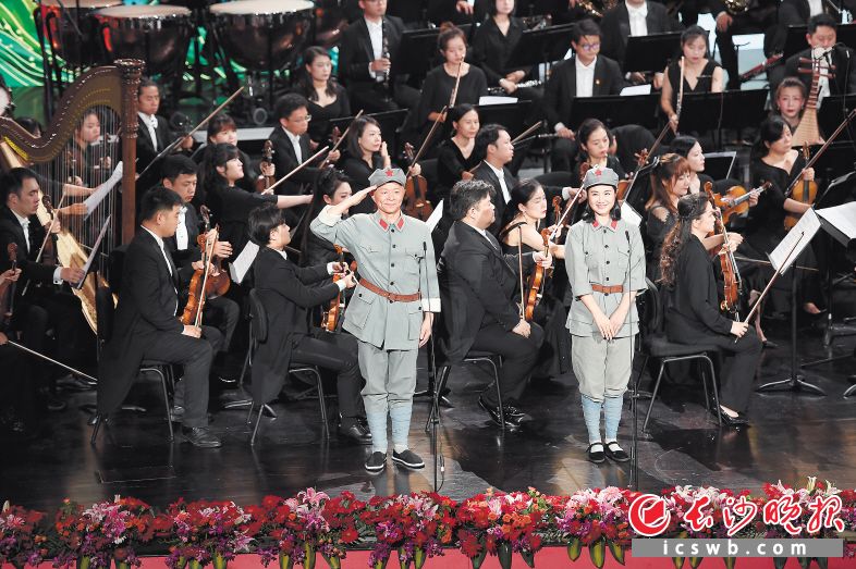 在28日舉行的音樂會上,，著名男高音歌唱家王宏偉,、女高音歌唱家劉一禎，身著劇中紅軍戰(zhàn)士裝扮,，帶來原創(chuàng)民族歌劇《半條紅軍被》唱段《韭菜花開一桿心》,。長沙晚報全媒體記者 黃啟晴 攝