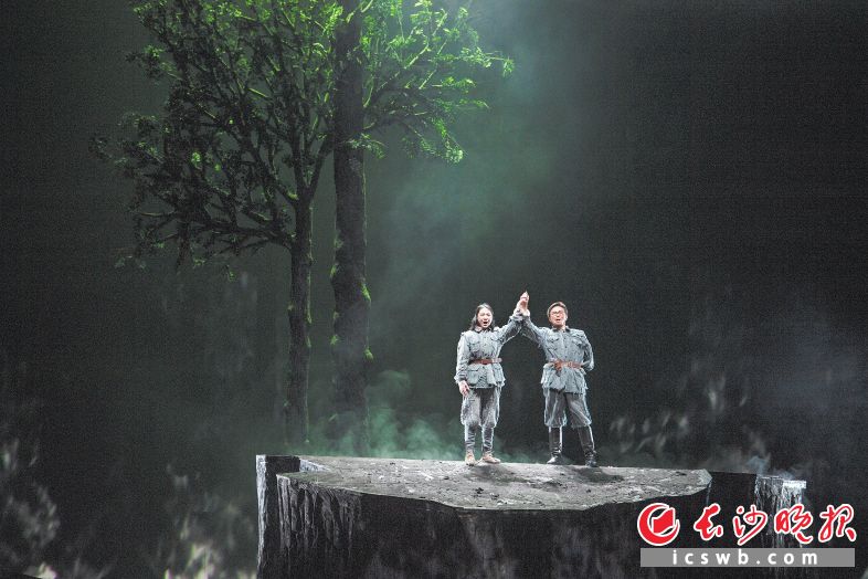 鄭秋收、祝霞為了保護老鄉(xiāng),，點燃半條紅軍被,，吸引敵人火力的同時也把自己逼入絕境，最后這對革命伉儷手牽著手,，懷著堅定的信仰,、偉大的愛情壯烈犧牲。