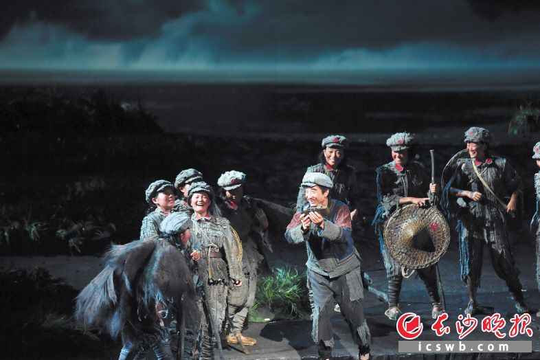 7月9日,，民族歌劇《半條紅軍被》在長沙梅溪湖大劇院首演。均為長沙晚報全媒體記者 鄒麟 攝