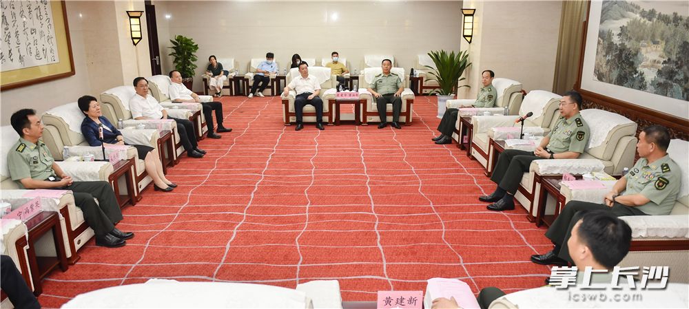 7月29日下午，省委常委,、市委書記吳桂英在省軍區(qū)走訪慰問,。長沙晚報(bào)全媒體記者 余劭劼 攝