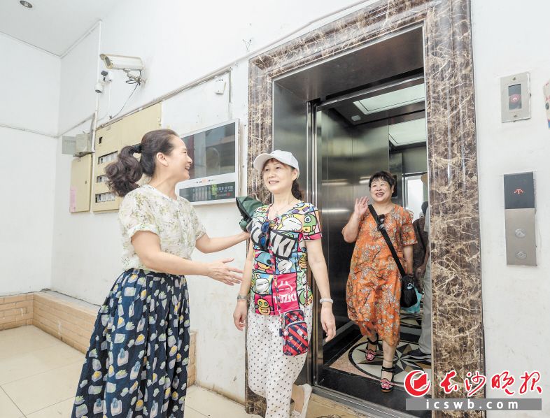 近年來,，天心區(qū)把老舊小區(qū)改造作為辦好惠民實事、增進民生福祉的大事來抓,。圖為赤嶺路街道芙蓉南路社區(qū)華盛家園小區(qū),，22臺老舊電梯全部更換，讓居民笑開顏,。長沙晚報全媒體記者 陳飛 攝