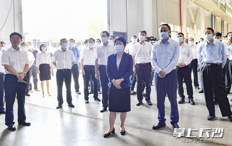 今天上午,，省委常委,、市委書記吳桂英率區(qū)縣（市）,、園區(qū)、相關(guān)部門主要負責人,，就加快“五好”園區(qū)建設(shè),、推進園區(qū)高質(zhì)量發(fā)展，開展拉練并召開點評會議,。長沙晚報全媒體記者 余劭劼 攝