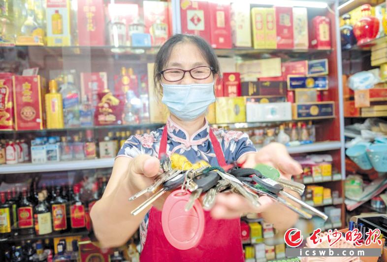 孫美華展示她保管的鑰匙。長沙晚報全媒體記者 陳飛 攝