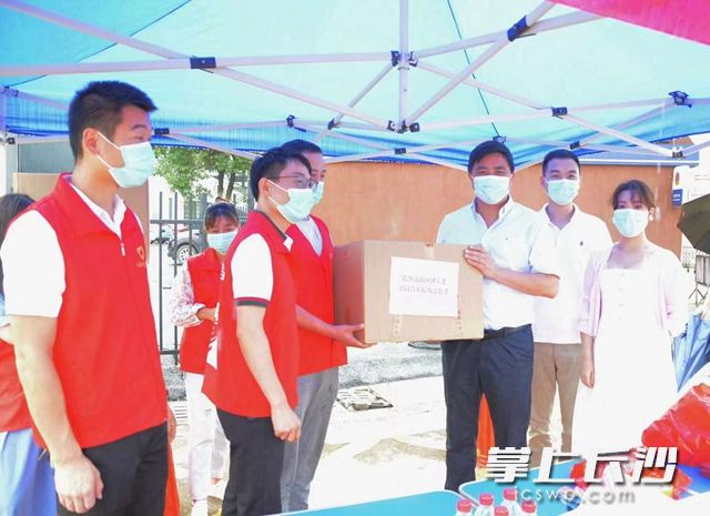 慰問組先后前往雷鋒街道辦事處,、白馬街道長沙西高速收費(fèi)站慰問青年抗疫志愿者,。