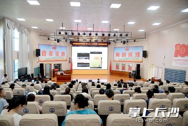 8月30日,，長沙高新區(qū)麓谷小學(xué)組織教師開展新聞寫作與攝影專題培訓(xùn)。