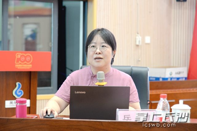 長沙晚報資深記者岳霞從老師們的困惑切入,，系統(tǒng)講解了如何發(fā)現(xiàn)校園新聞,、校園新聞寫作技巧等內(nèi)容。