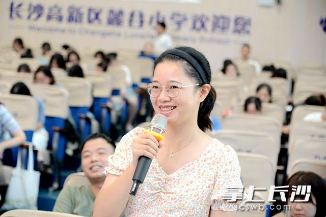 麓谷小學(xué)教師劉洋現(xiàn)場提問，就如何寫好新聞與授課者進行交流,。