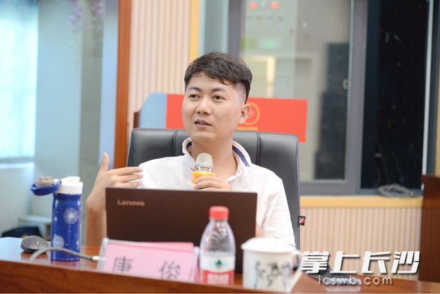 湖南日報資深攝影記者唐俊為大家總結(jié)了日常會議,、調(diào)研接待、文藝匯演等攝影任務(wù)的注意事項,。
