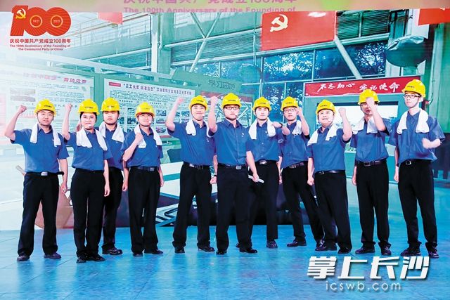 中聯(lián)重科員工根據(jù)一線車間真實故事改編成音樂劇《星火》，展現(xiàn)了中聯(lián)青年昂揚風貌,。