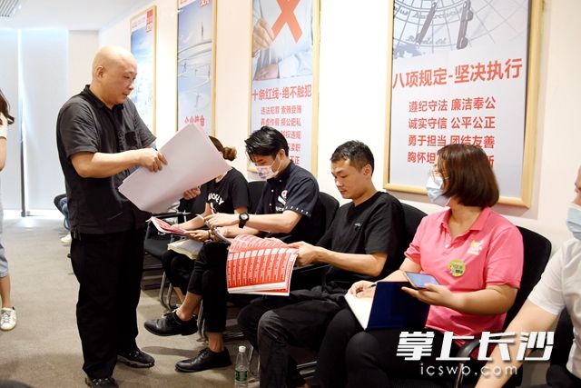 8月31日,，長沙高新區(qū)食安辦召開“問計于民”座談會,，現(xiàn)場為餐飲從業(yè)人員分發(fā)“食安封簽”,。