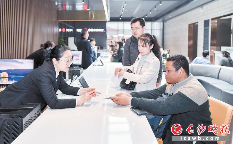 一位國(guó)際友人正在中國(guó)（湖南）自由貿(mào)易試驗(yàn)區(qū)長(zhǎng)沙片區(qū)辦事大廳辦理業(yè)務(wù),。長(zhǎng)沙晚報(bào)全媒體記者 鄒麟 攝