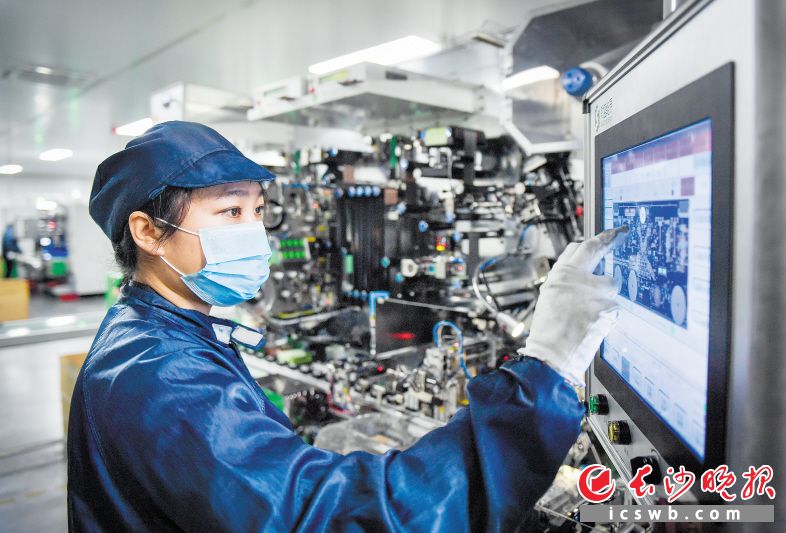 智能化的生產(chǎn)車間內(nèi),，一位年輕的產(chǎn)業(yè)工人正在設(shè)置程序進行智能化作業(yè)。長沙晚報全媒體記者 黃啟晴 攝