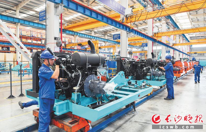 山河智能近年來業(yè)績長虹，生產(chǎn)車間里工人們正在有序作業(yè),。長沙晚報全媒體記者 鄒麟 攝