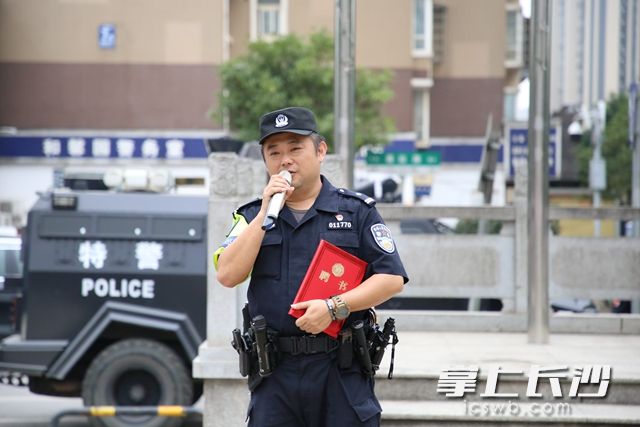 警察進(jìn)校園話安全,。