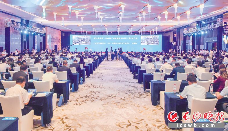 250多家駐滬企業(yè),、外資企業(yè),、跨國公司、金融企業(yè)的嘉賓出席推介會,。