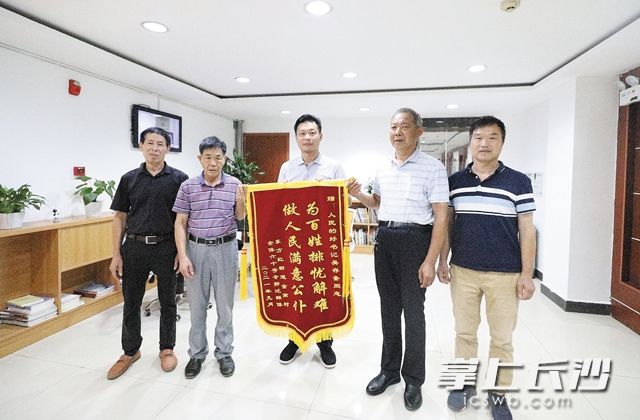 9月2日,，金南村村民黃德明、龔明安,、張桂斌,、李海清作為代表將一面“為百姓解憂排難，做人民滿意公仆”的錦旗送到了麓谷街道黨工委書記吳存奎的手中,。