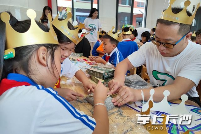 9月7日,，草花互動成立7周年,，到瀏陽市文家市鎮(zhèn)樓前完全小學舉行特別的生日會。