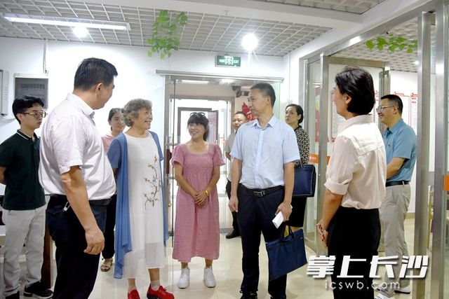 實踐組成員在新楓社區(qū)文化活動中心了解項目建設情況,。
