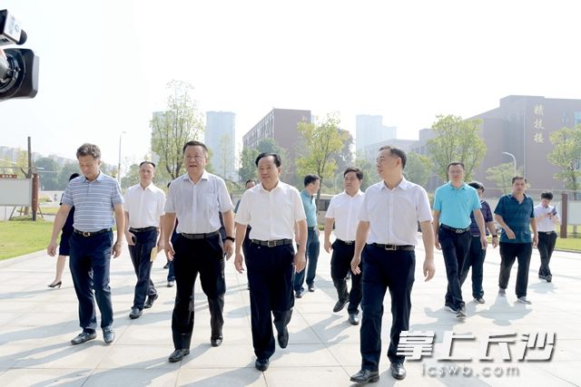 9月9日,，長沙高新區(qū)黨工委書記周慶年(前排右二)慰問教育工作者,，向他們致以節(jié)日的祝福和問候,。