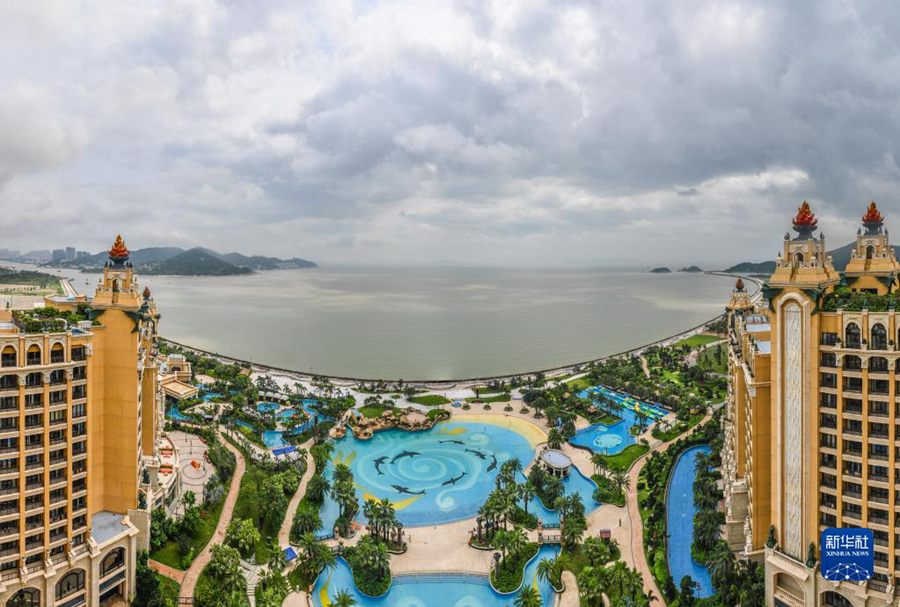 這是位于橫琴國際休閑旅游島的珠海長隆海琴灣酒店海景客房和泳池（2019年4月19日攝）。新華社記者 劉大偉 攝