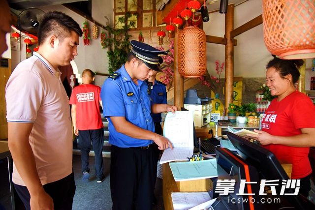 高新區(qū)城管執(zhí)法大隊(duì)執(zhí)法人員及社區(qū)工作人員到餐飲門店檢查油煙凈化器定期清洗臺(tái)賬等。