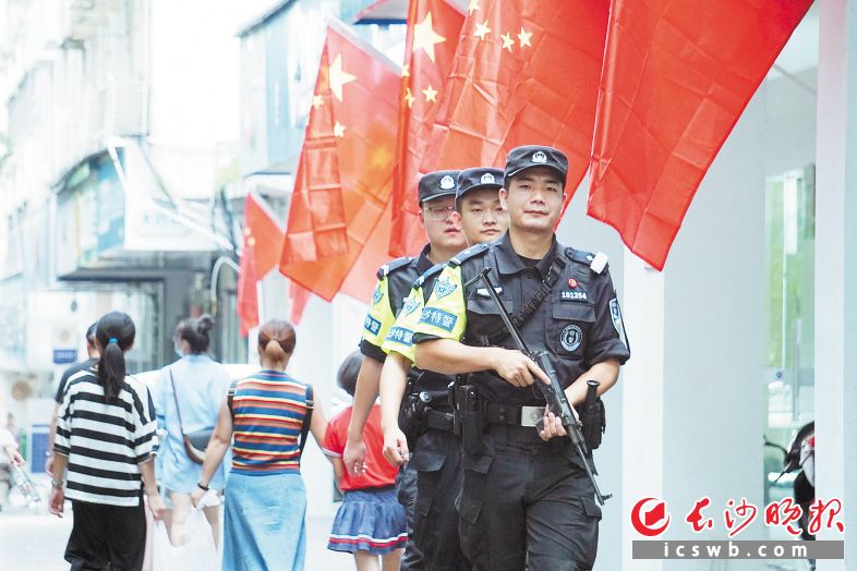10月1日,，特警在長(zhǎng)沙街頭巡邏守護(hù),。 長(zhǎng)沙晚報(bào)通訊員 彭滔 攝