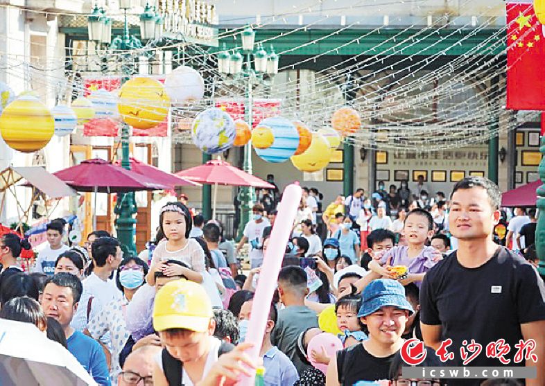10月1日，電影小鎮(zhèn)迎來(lái)大波游客,。陳衛(wèi)供圖