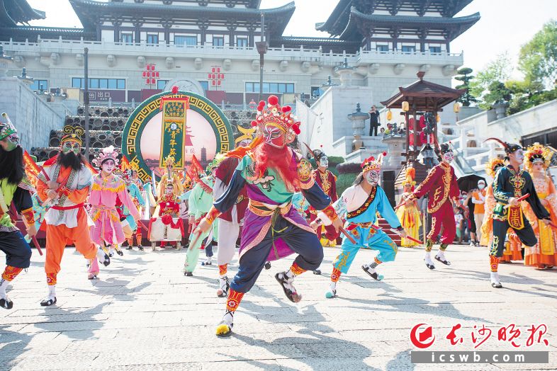 國(guó)慶期間,，銅官窯古鎮(zhèn)上演盛唐國(guó)粹與現(xiàn)代國(guó)潮的跨界文化盛宴,。長(zhǎng)沙晚報(bào)全媒體記者 賀文兵 通訊員 潘杏瓊 攝影報(bào)道