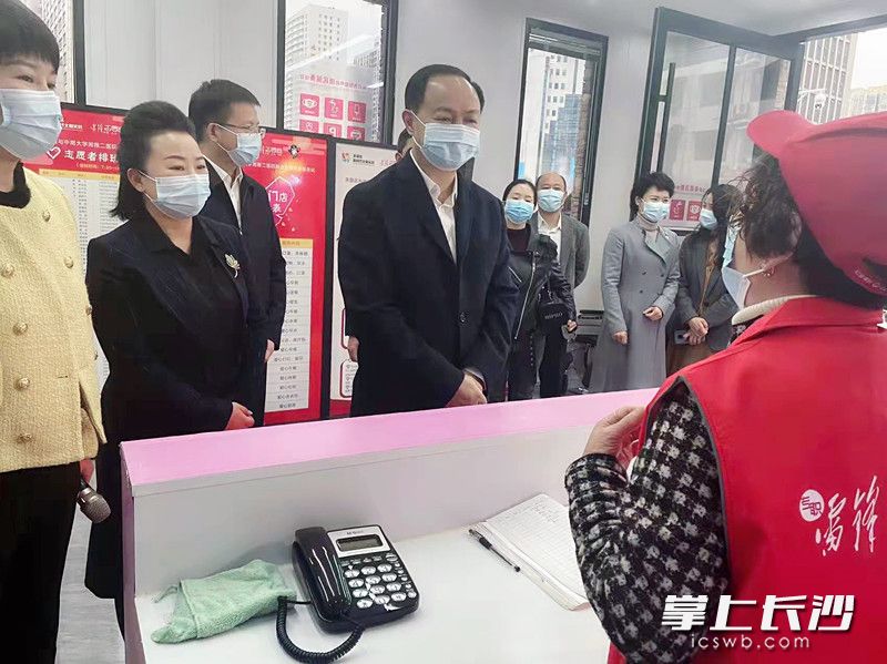 鄭建新走進雷鋒志愿者服務站,，與志愿者親切交談。長沙晚報全媒體記者 黃汝兮 攝