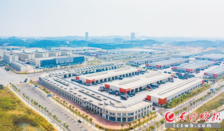長(zhǎng)沙傳化公路港是長(zhǎng)沙城市綠色貨運(yùn)配送三級(jí)節(jié)點(diǎn)網(wǎng)絡(luò)中的一級(jí)節(jié)點(diǎn),，每天都有各式各樣的貨物在這里不斷地聚集，經(jīng)快速分撥后發(fā)往全國(guó),?！　∴u麟 攝